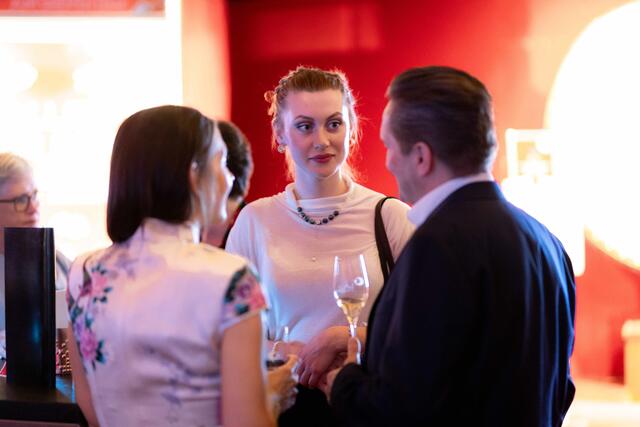 Die neue Great-Spat-Towns Kommunikations-Expertin Naomi O'Toole beim Sektempfang | Foto: psb/c.kollerics