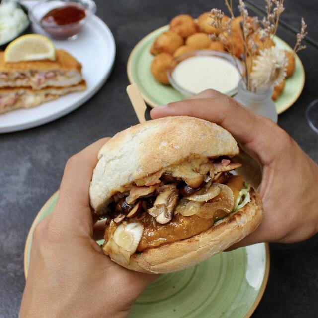 Neben klassischer österreichischer Küche gibt es auch internationale Speisen wie Burger. | Foto: Delicious