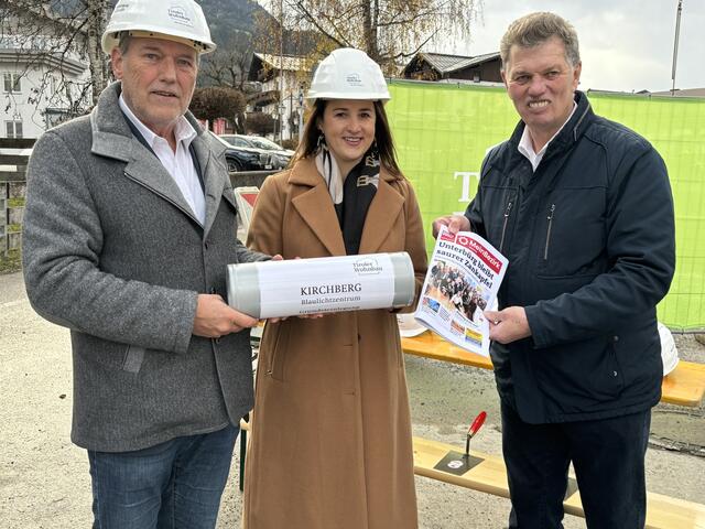 Bgm. Helmut Berger, LR Astrid Mair, GF Walter Soier: Auch eine Ausgabe der BezirksBlätter kam in den Grundstein. | Foto: Kogler
