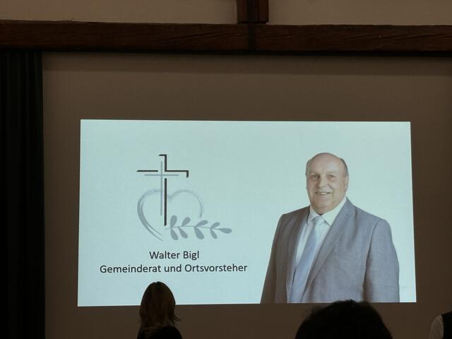 Für verstorbenen Gemeinderat Walter Bigl wurde eine Trauerminute abgehalten. | Foto: Bernhard Schabauer