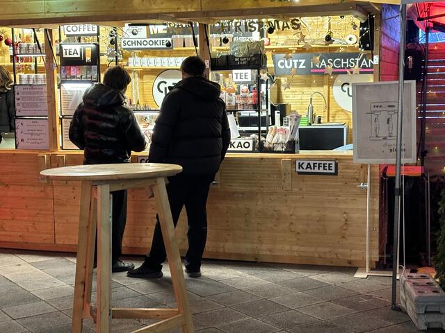 Besucher beim Goustieren. | Foto: Karl Pufler/MeinBezirk