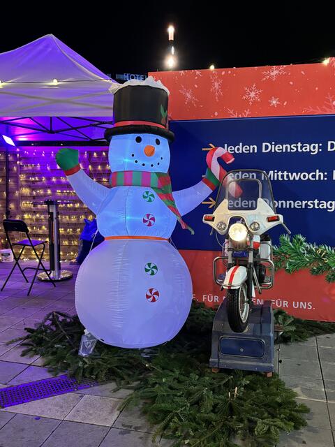 Der Schneemann wünscht frohe Weihnacht. | Foto: Karl Pufler/MeinBezirk