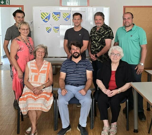 Die Arbeitsgruppe zur Erstellung des neuen Gemeindewappens. | Foto: Gemeinde Glinzendorf