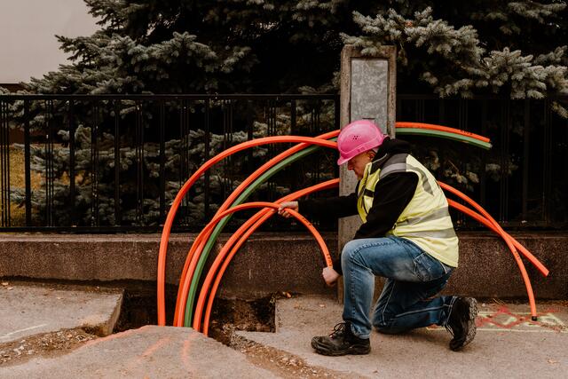 Die Glasfaserkabel werden unterirdisch oder entlang bestehender Leitungen verlegt. | Foto: Magenta Telekom