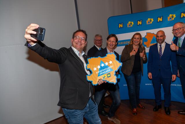 Die Freude bei den ausgezeichneten Gemeinden war groß. "Krisensicher" zu sein, ist nach den heurigen Unwettern und Naturkatastrophen eine erstrebenswerte Eigenschaft für die Kommunen. | Foto: NOEZSV