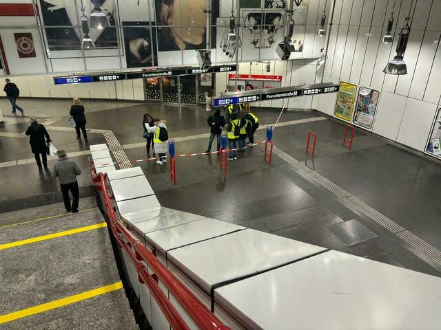 Mehr als 36 Stunden lang arbeiten die Wiener Linien gemeinsam mit der Feuerwehr an der Aufräumarbeit in der U1-Station Südtiroler Platz/Hauptbahnhof. | Foto: Tamara Winterthaler/MeinBezirk
