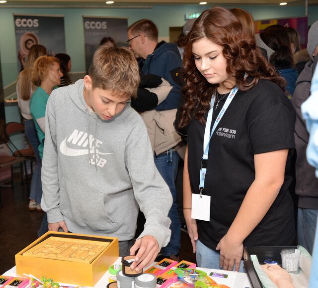 Die Jugendlichen konnten auch selbst Hand anlegen und in den jeweiligen Beruf hineinschnuppern. | Foto: BuK.li