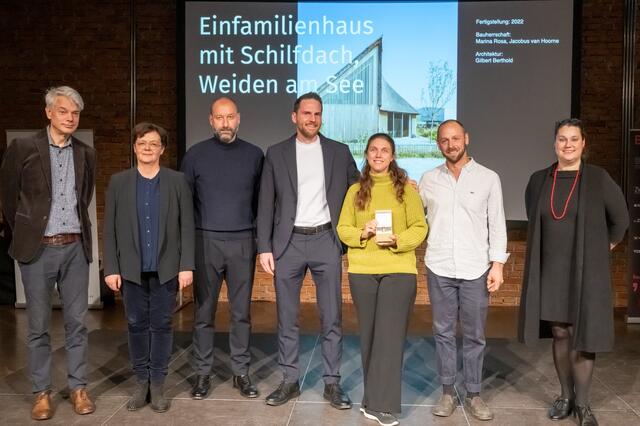 Einfamilienhaus mit Schilfdach, Weiden am See, Bauherr:in: Marina Rosa, Jacobus van Hoorne. Architektur: Gilbert Berthold  | Foto: Willi Hitzenberger