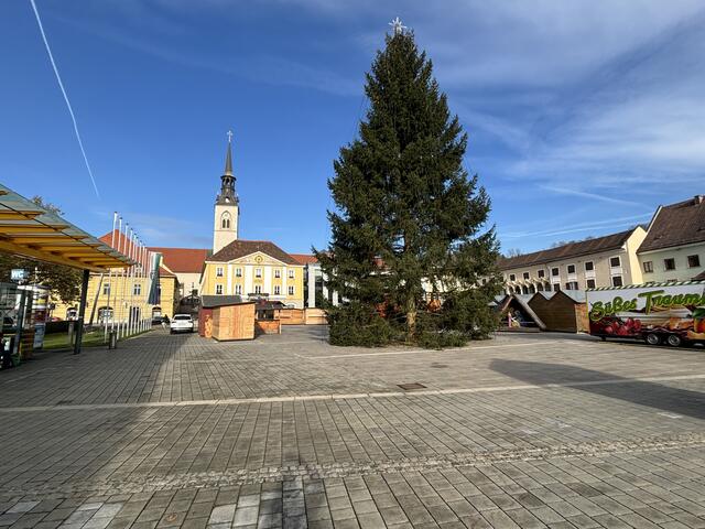 Bei der aktuellen Umfrage wird abgefragt, was die Beweggründe für die Nutzung der Hauptplatzgarage sind. Im Advent wird es vermutlich sehr oft der Markt am Hauptplatz sein, der gerade aufgebaut wird. | Foto: Kern