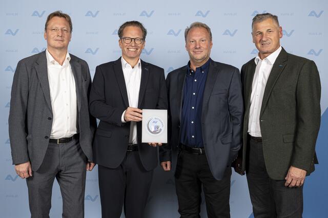 Roland Pichler (Auva), Wolfgang Nöstlinger (eww-Vorstand), Thomas Seyringer (eww), Peter Engelbrechtsmüller (Auva) bei der Verleihung des Gütesiegels. | Foto: Richard Reichhart