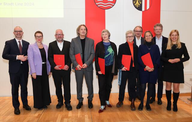 Von links: geschäftsführender Vizebürgermeister Dietmar Prammer (SPÖ), Stadträtin Schobesberger (grüne), Andreas Baumgartner (Theater des Kindes), Günther Kaip, Monika Pichler, Gitti Vasicek, Kulturdirektor Julius Stieber, Gabriele Riepl, Peter Riepl, Kulturstadträtin Doris Lang-Mayerhofer (ÖVP). | Foto: Stadt Linz