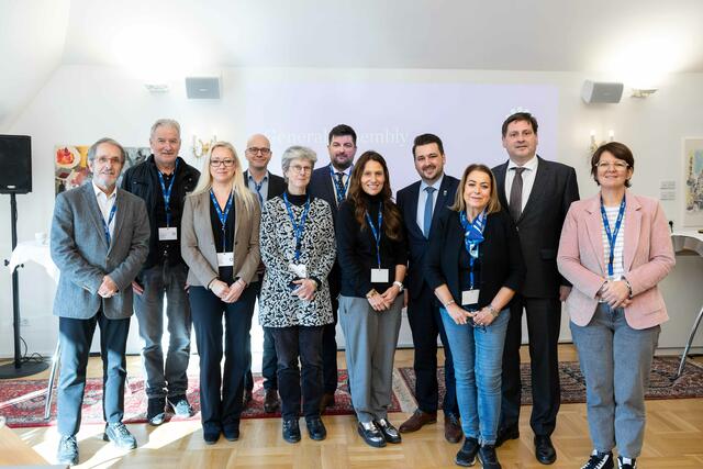 Der Vorsitzende der Great Spa Towns of Europe, Bürgermeister Stefan Szirucsek, mit den Bürgermeisterinnen und Bürgermeistern der elf Great Spa Towns. | Foto: psb/c.kollerics