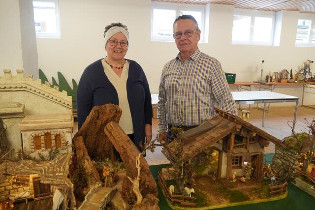 Das langjährige Vereinsmitglied Kreszenzia Altendorfer (links) und der Obmann des Krippenbauvereins Seeham Johann Gangl. | Foto: Emanuel Hasenauer