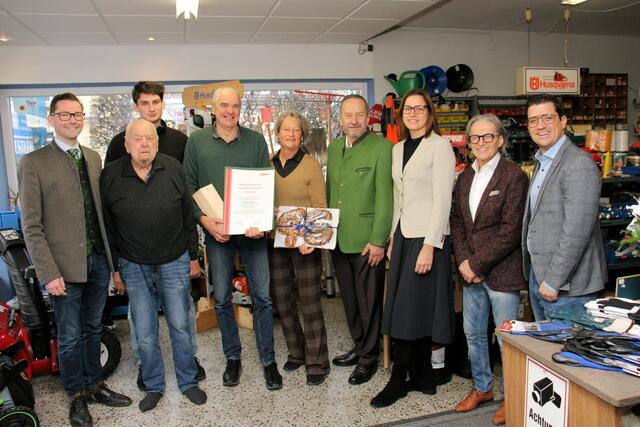 Landesinnung, Wirtschaftskammer und Bürgermeister Georg Preßler gratulierten der Familie Nestler. | Foto: Cesutti