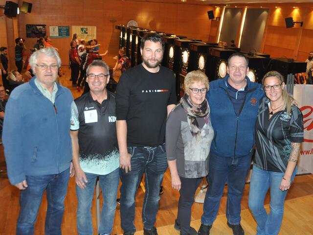 Bgm. Gerhard Obermüller, KDC-Obmann Leo Schinagl, Philipp Mader, Susanne Fritz, TDSV-Präsident René Kapferer und Tina Aigner im Kirchdorfer Dorfsaal 