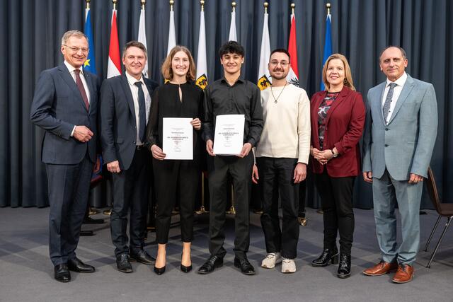 Landeshauptmann Thomas Stelzer, Hermann Pumberger, Präsident des Oberösterreichischen Blasmusikverbands, Elisabeth Zehetner, Gabriel Bielefeld, Florian Brandstetter, Judith Ramerstorfer und Karl Geroldinger, Direktor des oberösterreichischen Landesmusikschulwerks.  | Foto: Land OÖ/Mayr