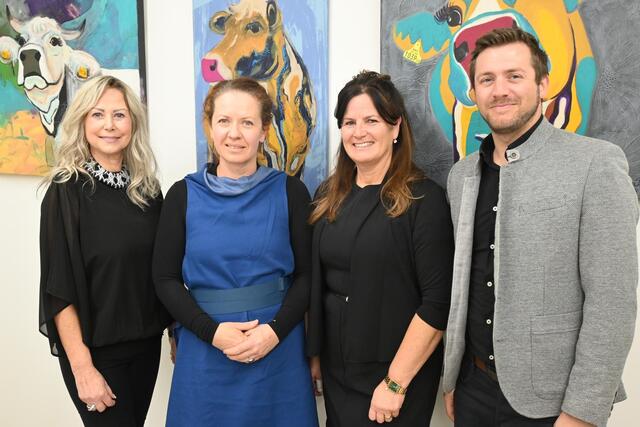 Ausschussobfrau Andrea Nussbaumer, Künstlerin Theresia Innerhofer, Bürgermeisterin Barbara Huber, Vizebürgermeister Jakob Schwab | Foto: Gemeinde Bruck
