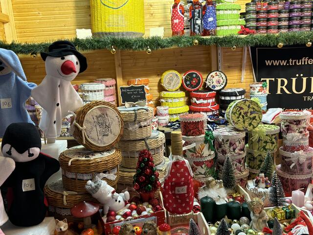 Die Auswahl am Weihnachtsmarkt am Hauptbahnhof ist groß. | Foto: Karl Pufler/MeinBezirk
