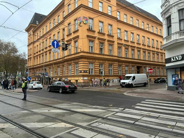 Die Polizei regelt momentan den Verkehr am Elterleinplatz. | Foto: MeinBezirk/Lukas Ipirotis