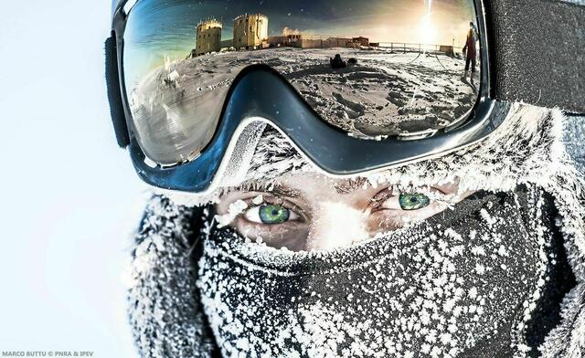 Carmen Possnig verbrachte ein Jahr auf der Südpolstation Concordia - in ihrer Schneebrille spiegelt sich die Station wider. | Foto: PNRA&amp;IPEV/Marco Buttu
