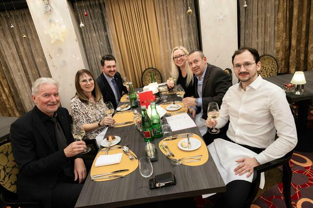 Baden-Baden-Oberbürgermeister Dietmar Späth mit Gattin (links vorne), der Bürgermeister von Bad-Ems, Oliver Krügel (links hinten), Františkovy-Lázně-Bürgermeisterin Lenka Průšová mit Ehemann (rechts hinten) und Františkovy-Lázně (Sitemanager Ondřej Míka).  | Foto: psb/c.kollerics