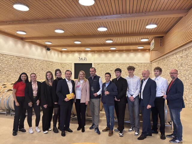 Bildungslandesrätin Daniela Winkler (6.v.l.) mit Direktor Professor Hannes Nitschinger (5.v.l.), Obmann Herbert Oschep (Wein Burgenland) (7.v.r.) sowie Initiator Heinz Josef Zitz (3.v.r.) sowie weiteren beteiligten Lehrern und Schülerinnen und Schülern am Ausbildungsschwerpunkt der BHAK-BHAS Neusiedl am See.
 | Foto: Victoria Nagy