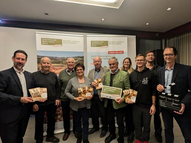 Bgm. Fritz Ofenauer und Vbgm.in Gerlinde Birgmayr freuten sich mit LEADER-Obmann Anton Gonaus und dem Filmchronisten-Team rund um Initiator Ernst Kieninger und das Filmteam Fox&amp;Fox über das große Interesse der Zuschauer:innen. | Foto: LEADER-Region Mostviertel-Mitte