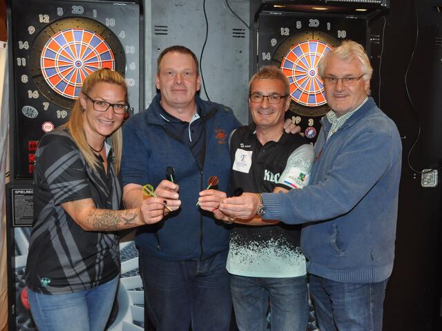 Freude bei Tina Aigner, TDSV-Präsident René Kapferer, KDC-Obmann Leo Schinagl und Bgm. Gerhard Obermüller über das erfolgreiche Dart-Ranglistenturnier in Kirchdorf 
