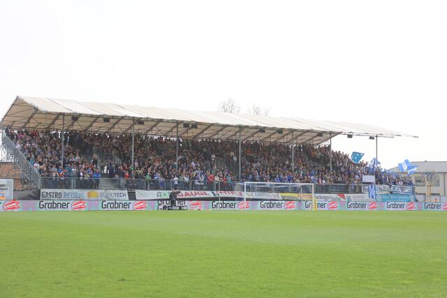 Die derzeit mobilen Tribünen an der Süd- und Nordseite werden durch fixe Tribünen ersetzt.  | Foto: GEPA pictures