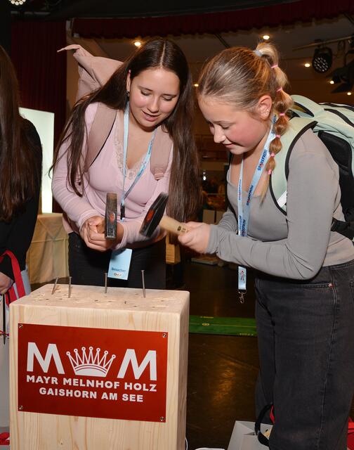 Mädchen für technische Berufe begeistern? Bei den vielen Ständen war dies natürlich auch möglich. | Foto: BuK.li