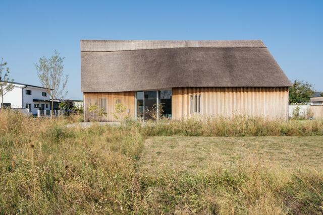 Das Dach wurde vom Hausherren selbst gedeckt.  | Foto: Hanno Mackowitz