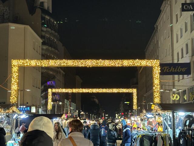 Weihnachtliches Ambiente auch beim Viktor-Adler-Markt. | Foto: Karl Pufler/MeinBezirk