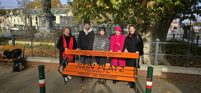 Vertreterinnen und Vertreter des Bezirks haben die orangefarbenen Bank nahe dem Bezirksmuseum gemeinsam eingeweiht.  | Foto: Grüne Hietzing