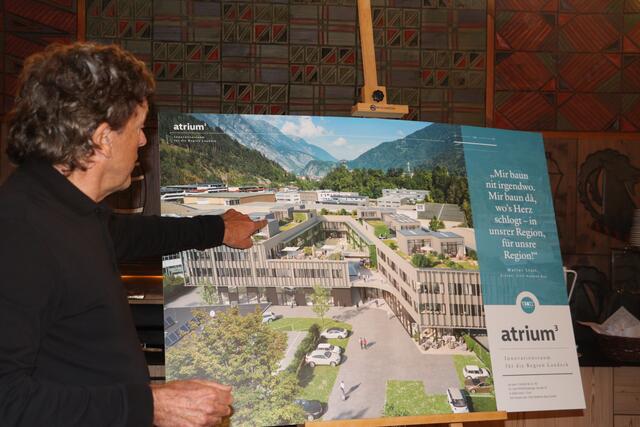 Architekt Hanno Parth erklärt die Eckpunkte des neuen Gebäudes. | Foto: Seelos