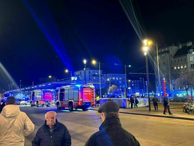 Ein Großaufgebot der Feuerwehr, Polizei und Rettung war im Einsatz. | Foto: Thomas Schmudermaier/MeinBezirk