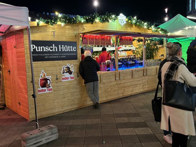 Das stimmungsvolle Winterdorf ist täglich von 14 bis 21 Uhr geöffnet.  | Foto: Karl Pufler/MeinBezirk