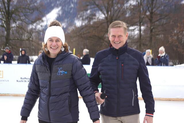 Monika Kohlreiter und Thomas Freylinger testeten den Eislaufplatz.