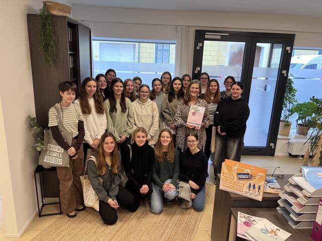 Die Schülerinnen mit der Shoma-Geschäftsführerin Martina Bauer: Hannah Greiml, Lara Nendwich, Luise Schechtner, Jana Cornelson, Madleine Kühtreiber, Sandra Weber, Natalie Kruschina, Sarah Christian, Mag. Martina Bauer, Melissa Kamp, Anna-Lena Goll, Nora Hermann, Lena Rath, Nicole Okular, Elena Nendwich, Lea Schuh, Sahra Göd, Anna-Lena Zelenka, Lea-Marie Schuhecker, Bettina Brandner, Nina Trimmel | Foto: HLW Horn