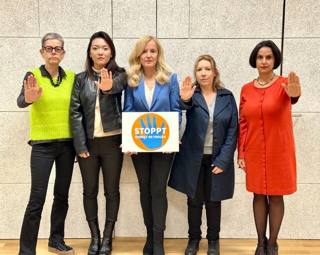 Maren Gröning (Grüne), Evelyn Shi (Neos), Daniela Kresse(ÖVP), Marlene Krebitz (FPÖ) und Mahboobeh Bayat (SPÖ) setzen ein Zeichen gegen Gewalt an Frauen.  | Foto: BV19