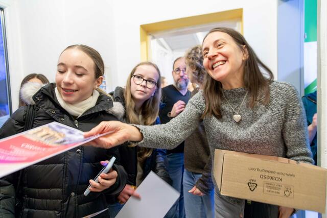 Site-Managerin Alexandra Harrer verteilte nach erfolgreich absolvierter Rätsel Rallye Urkunden, ehe man zum gemütlichen Teil überging.  | Foto: psb/sk