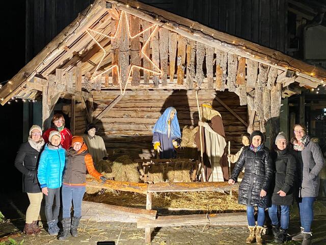 Zusammenkommen und das Brauchtum pflegen, das setzen die VP-Frauen Dobl auch mit dem Adventzauber um.  | Foto: privat