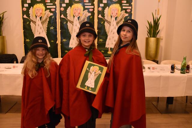 Christkind Laura Giefer (Mitte) mit den beiden Hauptengeln Lena Schönherr (l.) und Victoria Miklau-Kuehs (r.) | Foto: MeinBezirk.at