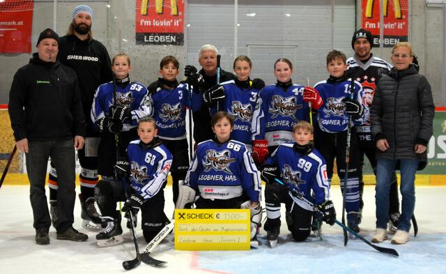 Ein Teil der "Leobner Haie Juniors" mit Roman Weißmüller, Martin Pirolt (links), Obmann Alfred Ritzinger (mitte) und Franz Bihusch und Michaela Petek. | Foto: WAFO