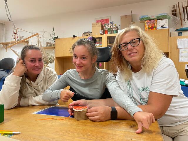 In der Werkstätte der Lebenshilfe St. Georgen/Gusen ist Nikola bestens integriert, berichtet Betreuerin Christa Dutzler (rechts). | Foto: MeinBezirk Perg