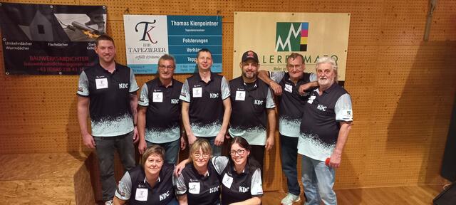 Das Team vom Kirchdorfer Dartclub (KDC) bedankt sich für ihre neuen Dart-Dressen bei den Sponsoren Goran Knezevic, Malerei Mato und Thomas Kienpointner  | Foto: Kirchdorfer Dart-Club (KDC)