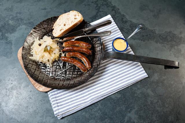 Bratwürstel werden im Bezirk Ried gerne mit Sauerkraut und Brot gegessen. | Foto: panthermedia/Ramses02 