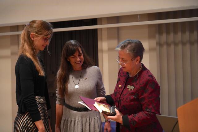 Von li. n. re. Carmen Possnig (Preisträgerin), Petra Hackenberg-Wiedl (Zonta Amelia Earhart Chair District 14), Jutta Trube (Governor Zonta District 14). | Foto: Julia Perktold