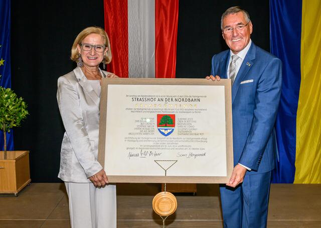 Landeshauptfrau Johanna Mikl-Leitner und Strasshofer Bürgermeister Ludwig Deltl mit der Stadterhebungsurkunde. | Foto: © NLK Burchhart