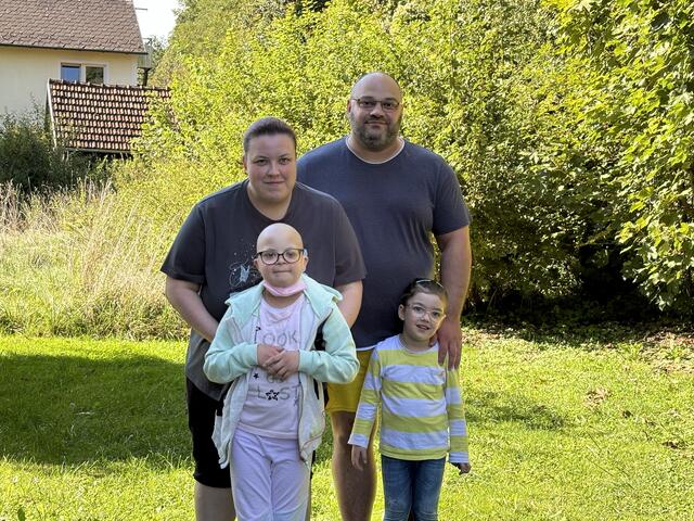 Leonie Benzer, links vorne, mit ihrer Familie. | Foto: MeinBezirk