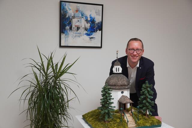Der Bürgermeister der Stadtgemeinde Oberndorf bei Salzburg, Georg Djundja sprach über die Bedeutung des Liedes „Stille Nacht!, Heilige Nacht!". | Foto: Emanuel Hasenauer